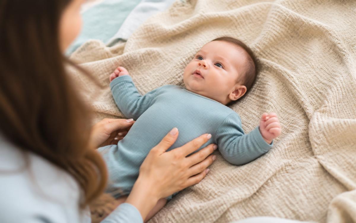 Plagiocéphalie positionnelle chez un nourrisson – tête plate du bébé